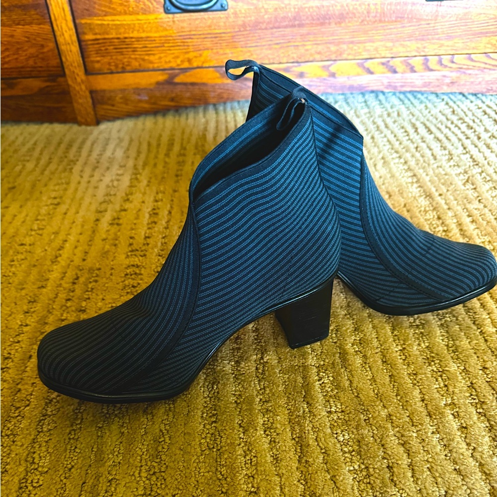 NWT Viviana Booties